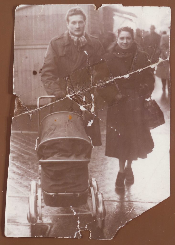 Dominique Duvivier dans le landeau et ses parents